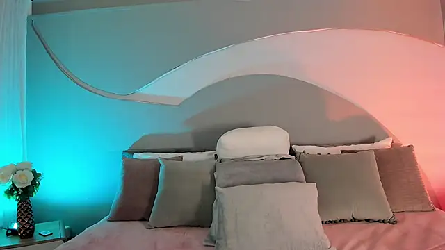 Nicolle W online show from September 24, 2025, 11:50 am