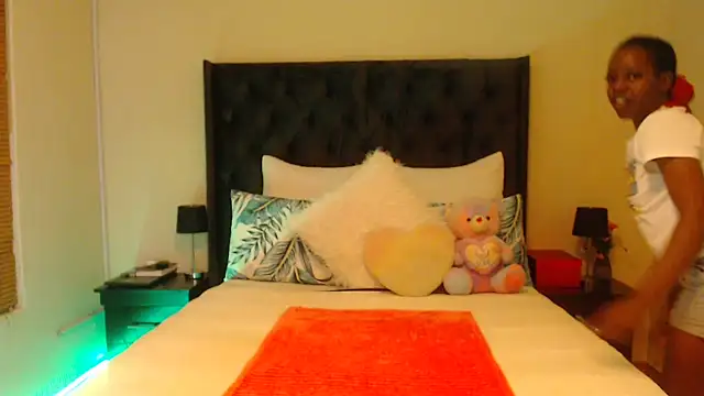 Snapshot of Sexynaughty_Gal chatting on December 24, 2024, 6:28 pm Sexynaughty Gal online show from December 24, 2024, 6:28 pm