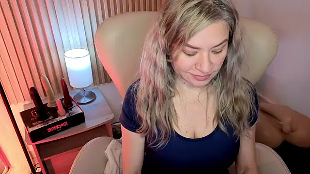 MarianL0ve online show from October 19, 2025, 12:41 pm