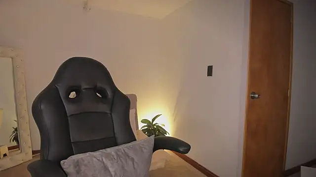 Ally Snow online show from November 11, 2025, 10:54 am