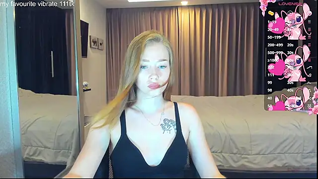Snapshot of Hot_Mia_ chatting on September 28, 2025, 11:39 am Hot Mia online show from September 28, 2025, 11:39 am