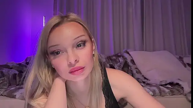 HannaXLove online show from December 3, 2025, 5:01 pm