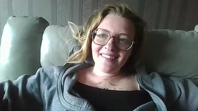 LiquidLeonie online show from May 9, 2026, 4:21 pm