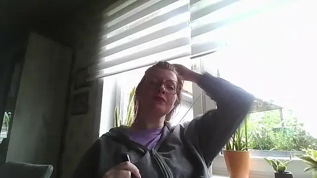 LiquidLeonie online show from May 8, 2026, 5:33 am