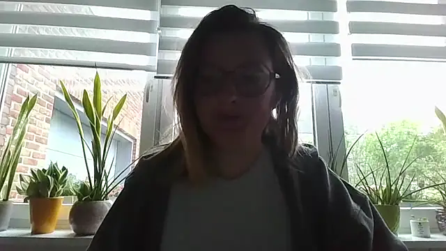 LiquidLeonie online show from May 5, 2026, 7:00 am
