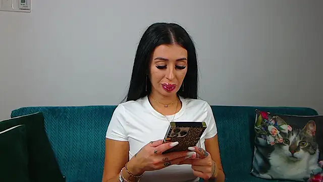 Snapshot of SaraDaisy chatting on October 28, 2025, 5:45 pm SaraDaisy online show from October 28, 2025, 5:45 pm