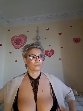 Snapshot of BellaBellaHot chatting on November 17, 2025, 9:24 am BellaBellaHot online show from November 17, 2025, 9:24 am