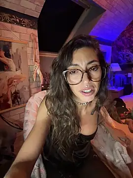 Snapshot of amanilouve chatting on March 11, 2026, 9:42 pm amanilouve online show from March 11, 2026, 9:42 pm