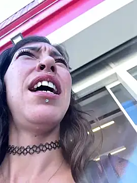 Snapshot of amanilouve chatting on April 16, 2026, 10:16 am amanilouve online show from April 16, 2026, 10:16 am