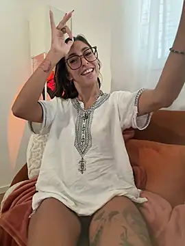 Snapshot of amanilouve chatting on March 30, 2026, 11:01 am amanilouve online show from March 30, 2026, 11:01 am