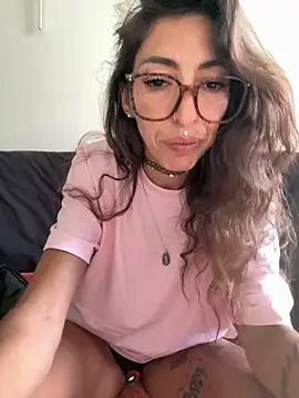 Snapshot of amanilouve chatting on March 22, 2026, 1:56 pm amanilouve online show from March 22, 2026, 1:56 pm