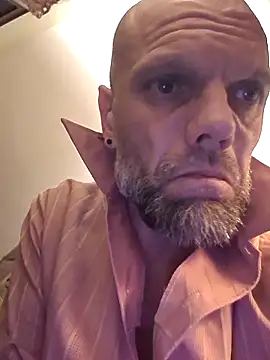 Snapshot of Ladyshaker82 chatting on November 3, 2025, 2:17 am Ladyshaker82 online show from November 3, 2025, 2:17 am