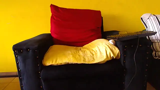 Snapshot of zuluboyxx chatting on October 17, 2025, 5:11 am zuluboyxx online show from October 17, 2025, 5:11 am