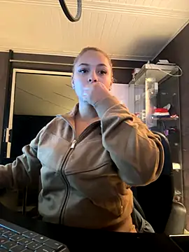 Snapshot of Emiily_W chatting on January 7, 2026, 10:09 am Emiily W online show from January 7, 2026, 10:09 am