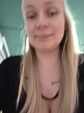 Snapshot of Bondgirl_013 chatting on May 30, 2026, 6:24 pm Bondgirl 013 online show from May 30, 2026, 6:24 pm