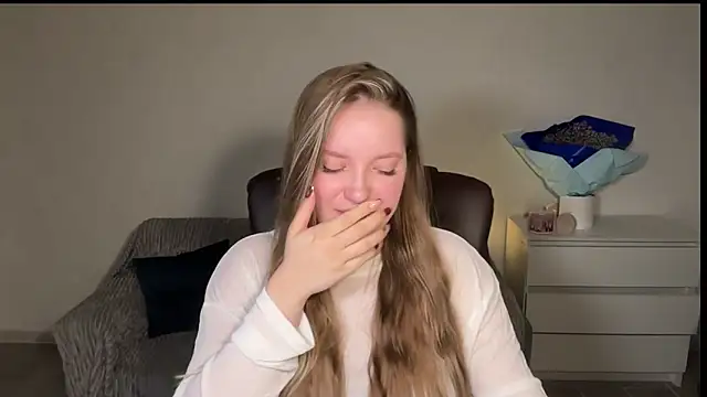 EvaMaddison online show from April 13, 2026, 5:17 pm