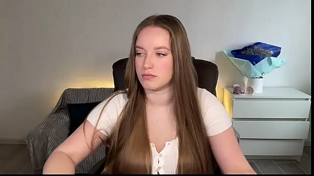 EvaMaddison online show from April 11, 2026, 6:43 am