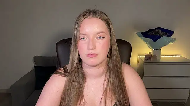 EvaMaddison online show from May 18, 2026, 6:23 pm