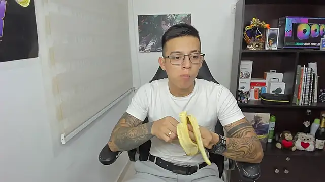 Snapshot of SIXXTOLOVE18 chatting on March 8, 2025, 6:21 am SIXXTOLOVE18 online show from March 8, 2025, 6:21 am