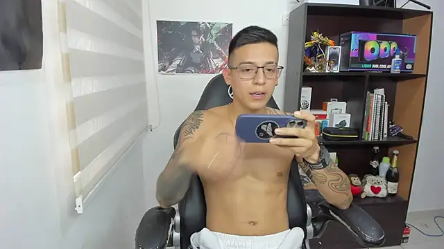 Snapshot of SIXXTOLOVE18 chatting on March 5, 2025, 7:49 pm SIXXTOLOVE18 online show from March 5, 2025, 7:49 pm