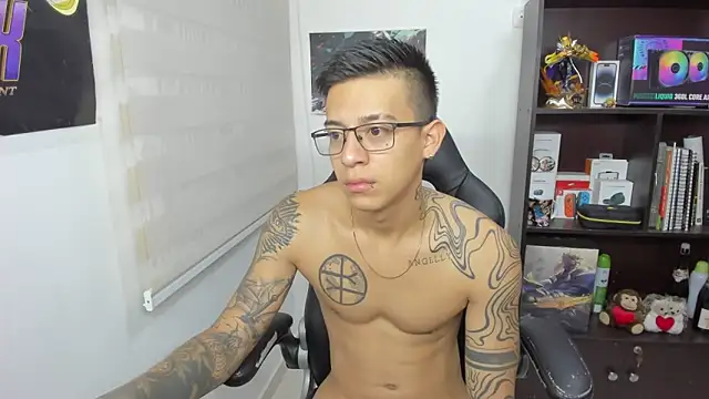 Snapshot of SIXXTOLOVE18 chatting on March 13, 2025, 3:33 am SIXXTOLOVE18 online show from March 13, 2025, 3:33 am