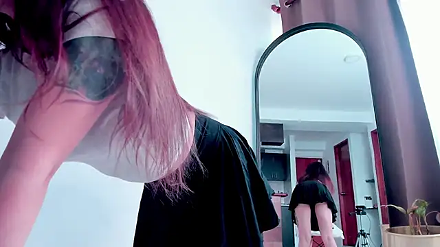 Snapshot of HannaMoom chatting on January 21, 2025, 8:32 pm HannaMoom online show from January 21, 2025, 8:32 pm