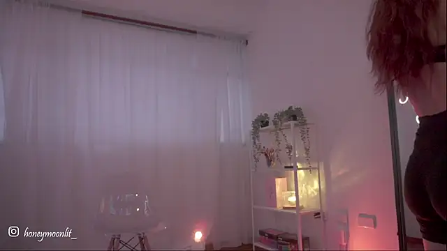 Snapshot of HannaMoom chatting on October 1, 2025, 10:46 pm HannaMoom online show from October 1, 2025, 10:46 pm