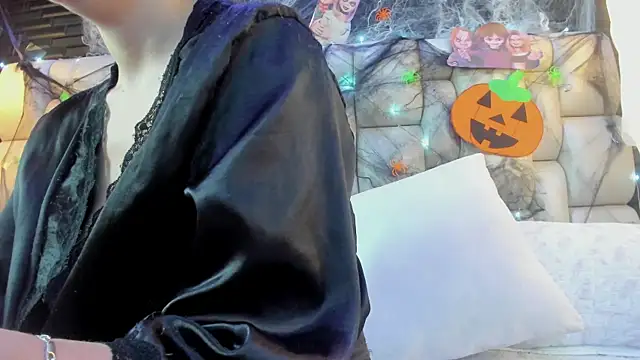 Snapshot of Salo_Heaven chatting on October 31, 2025, 1:52 pm Salo Heaven online show from October 31, 2025, 1:52 pm