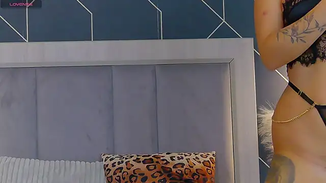 Snapshot of EmyLaveau chatting on October 14, 2025, 5:41 am EmyLaveau online show from October 14, 2025, 5:41 am