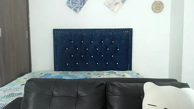 QueenSquirt  online show from March 18, 2025, 8:05 pm