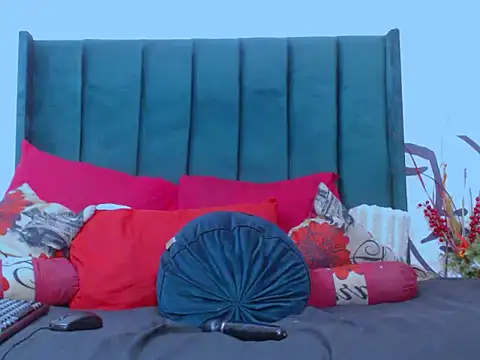 Snapshot of MissParis26 chatting on December 17, 2025, 10:37 pm MissParis26 online show from December 17, 2025, 10:37 pm