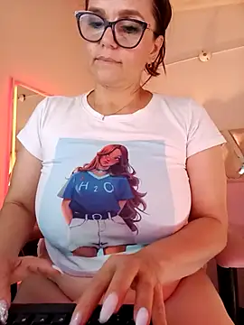 Snapshot of MariaPau_83 chatting on February 26, 2025, 12:20 am MariaPau 83 online show from February 26, 2025, 12:20 am