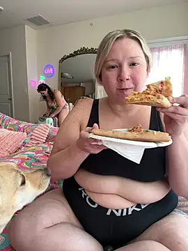PiggyRose online show from August 4, 2026, 9:52 pm