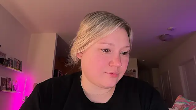 PiggyRose online show from August 4, 2026, 12:26 am