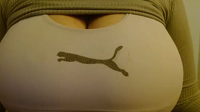 Snapshot of AnnyelinnaLove chatting on October 11, 2025, 4:02 am AnnyelinnaLove online show from October 11, 2025, 4:02 am