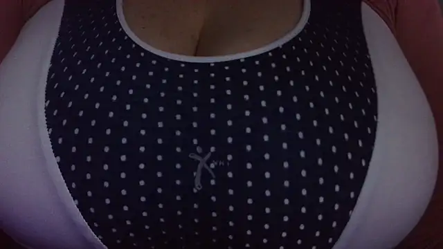 Snapshot of AnnyelinnaLove chatting on November 9, 2025, 11:25 am AnnyelinnaLove online show from November 9, 2025, 11:25 am