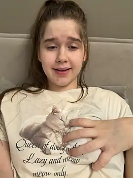 HornyGirlH online show from April 4, 2026, 12:06 am