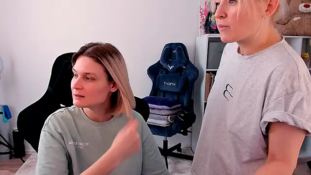 hotblonds online show from March 13, 2026, 11:26 am