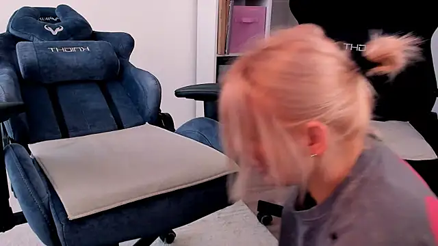 hotblonds online show from March 1, 2026, 11:43 am