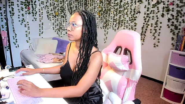 Snapshot of violeta_milleer chatting on October 5, 2025, 3:47 pm violeta milleer online show from October 5, 2025, 3:47 pm