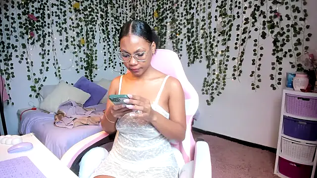 Snapshot of violeta_milleer chatting on September 16, 2025, 3:02 pm violeta milleer online show from September 16, 2025, 3:02 pm