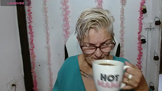 Snapshot of bety-cum2 chatting on July 11, 2026, 12:27 pm bety-cum2 online show from July 11, 2026, 12:27 pm