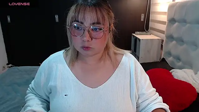 Snapshot of yini_angel chatting on May 20, 2026, 2:52 am yini angel online show from May 20, 2026, 2:52 am