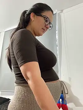 Snapshot of SWEETLILY18 chatting on October 28, 2025, 10:20 pm SWEETLILY18 online show from October 28, 2025, 10:20 pm