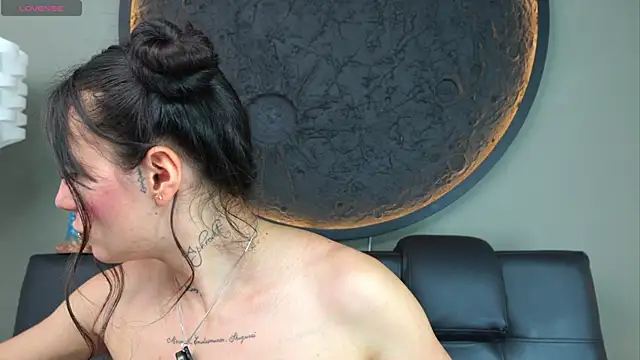 Snapshot of miss_sharlotte18 chatting on November 5, 2025, 6:11 pm miss sharlotte18 online show from November 5, 2025, 6:11 pm