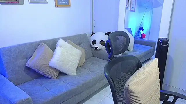 annylouis online show from November 12, 2025, 7:18 pm