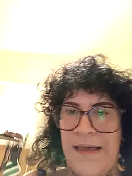 Snapshot of callmelouve chatting on October 15, 2025, 6:05 pm callmelouve online show from October 15, 2025, 6:05 pm