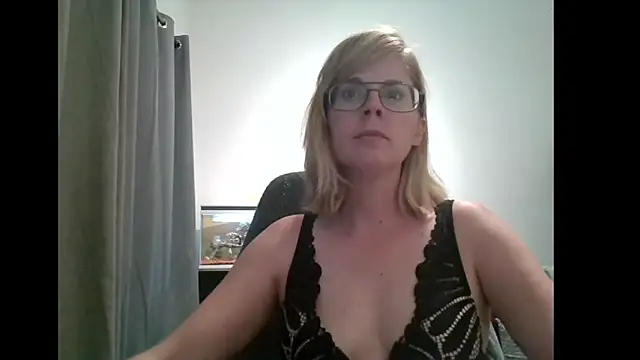 Snapshot of SavannaGirly chatting on February 17, 2025, 5:44 pm SavannaGirly online show from February 17, 2025, 5:44 pm