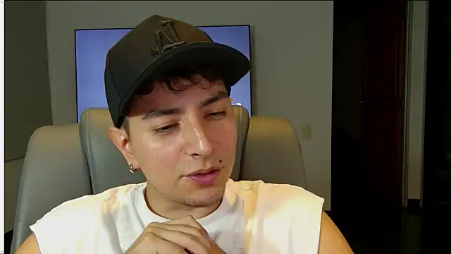 Snapshot of Jhoan_saenz chatting on October 8, 2025, 12:23 am Jhoan saenz online show from October 8, 2025, 12:23 am