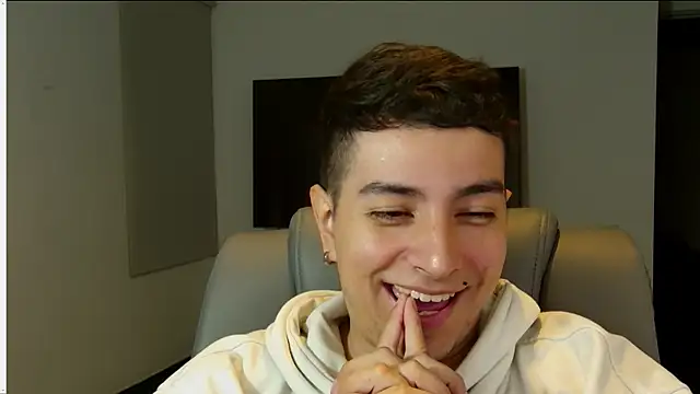 Snapshot of Jhoan_saenz chatting on October 6, 2025, 5:19 am Jhoan saenz online show from October 6, 2025, 5:19 am